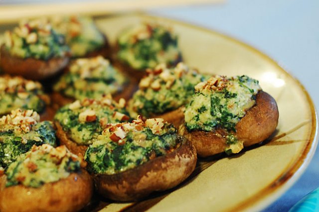 Champiñones rellenos de requesón y espinacas